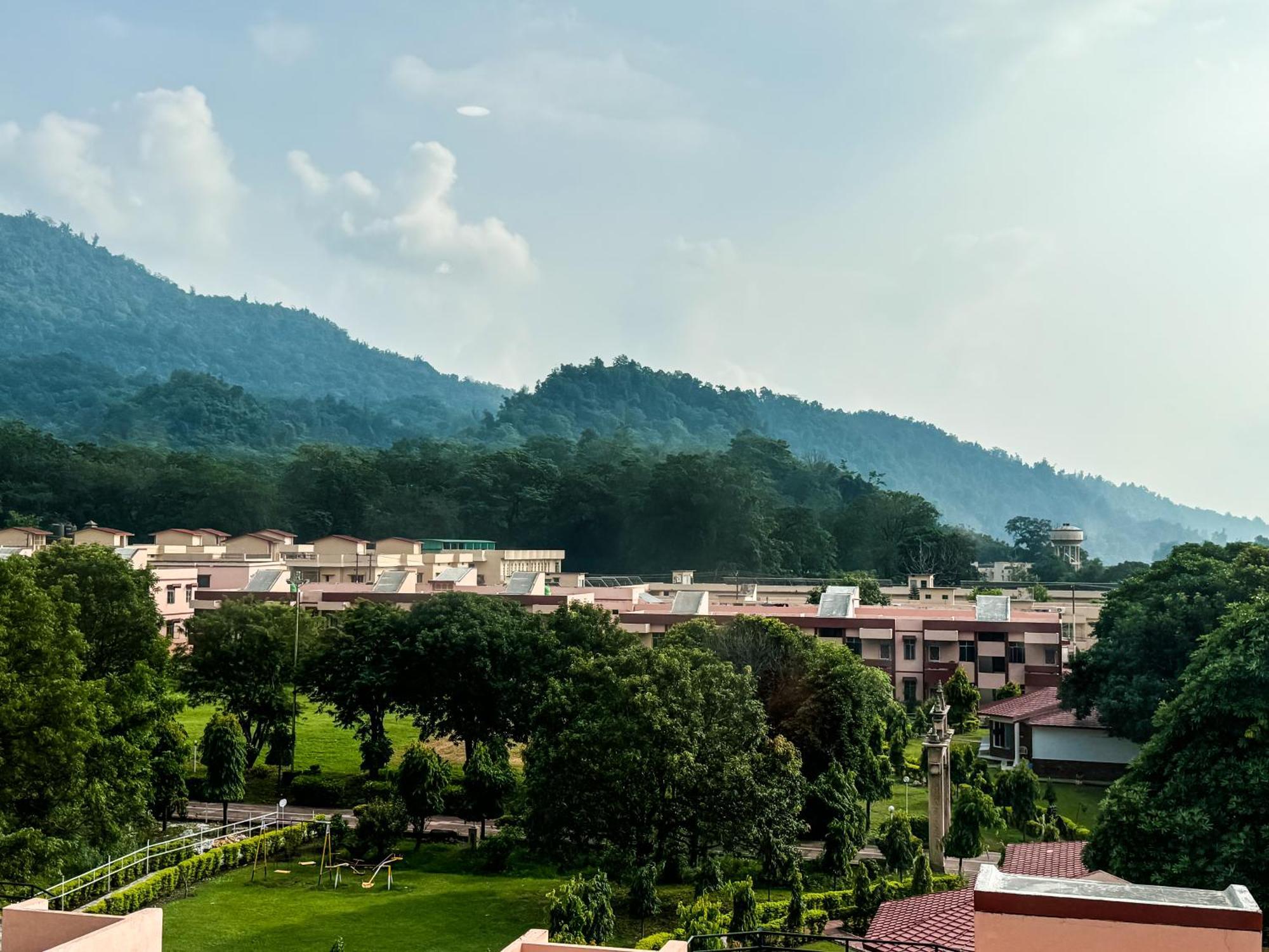 Hotel Nirvana Bliss, Behind Parmarth Niketan Rishīkesh Zewnętrze zdjęcie